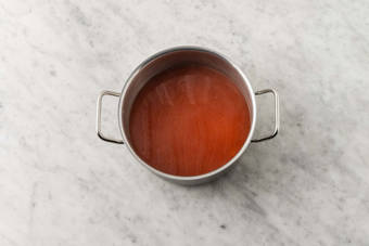 Unire la salsa di pomodoro