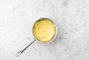 Scolare e schiacciare le patate