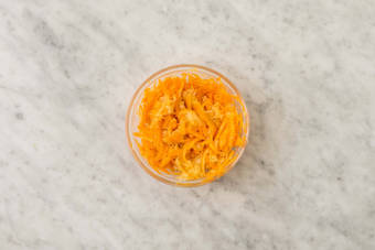 Condire la coleslaw e preparare la maionese