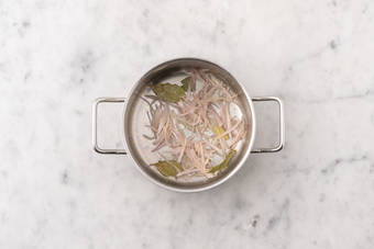 Soffriggere lo scalogno