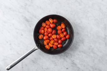 Cuire les tomates cerises