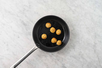 Préparer les boulettes végétariennes