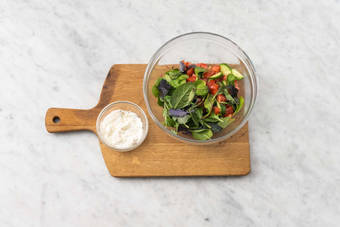 Prepara la ensalada y la salsa