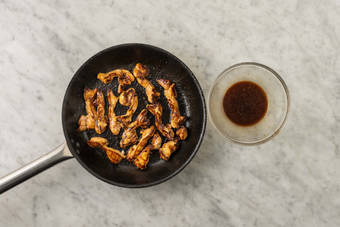 Cuocere il pollo e le verdure