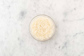 Somen-Nudeln einweichen