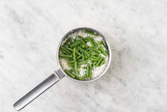 Cuire le riz et les haricots verts