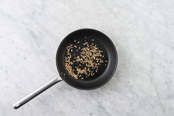 Sonnenblumenkerne rösten