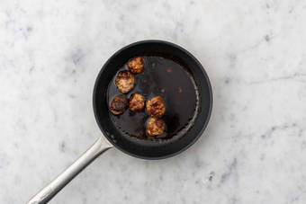 Cuire les boulettes de viande