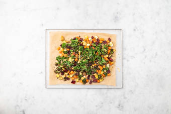 Tilsæt grønkål og græskarkerner