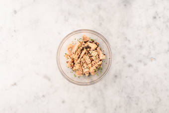 Preparare il sugo di sgombro