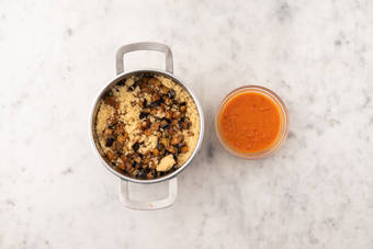 Preparare la salsa e condire il couscous