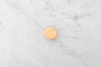 Preparare la salsa e il pollo