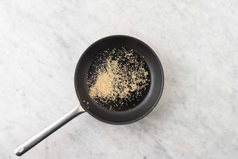 Preparare l'olio al gomasio