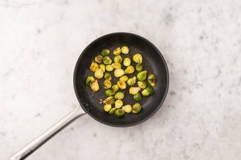 Saltare i cavolini di  Bruxelles 