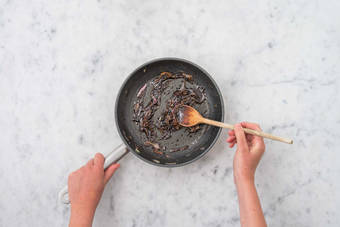 Caraméliser les échalotes