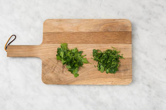 Couper les herbes fraîches