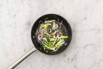 Stek rödlök & pak choi