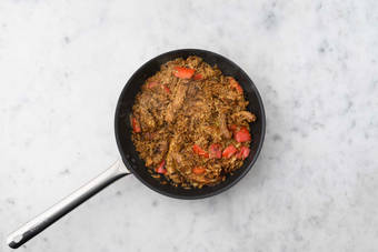 Agrega la salsa y el pollo