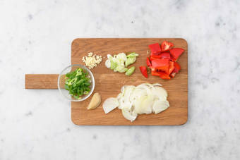 Prepara el cerdo y las verduras