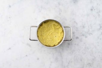 Hierve las patatas y prepara el puré