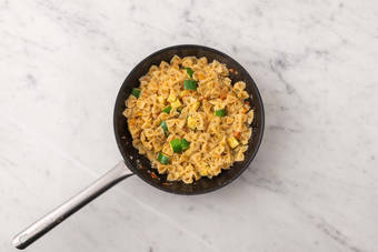 Agrega la pasta y prepara la ensalada