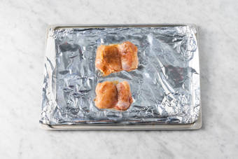 Adereza y cocina el pollo