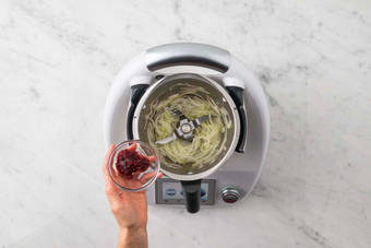 Zwiebel-Chutney zubereiten