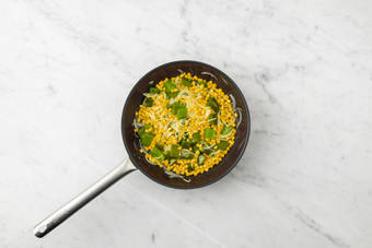 Cuocere i peperoni e il mais