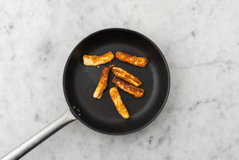 Frullare le patate e cuocere il formaggio