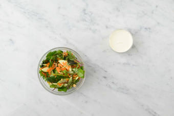 Preparare la salsa allo yogurt