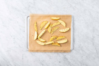 Enfourner les pommes de terre