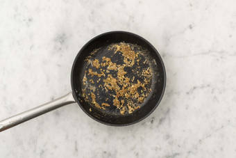 Faire revenir les aromates