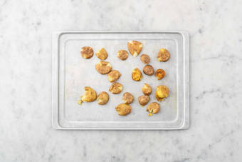 Prepara las patatas aplastadas