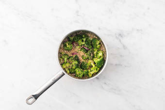 Combina las verduras y la quinoa