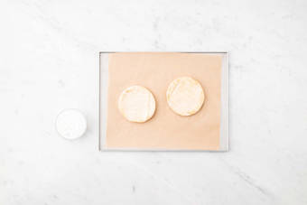 Tuesta el pan y prepara la salsa