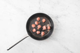 Fríe las albóndigas
