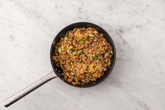 Combina los fideos con la salsa