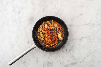 Groenten en kip bakken