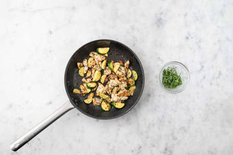 Cuire le poulet et la courgette