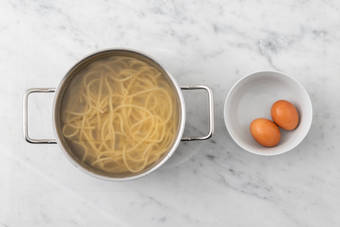 Eieren en spaghetti koken