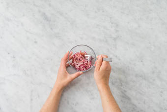 Faire les pickles d'oignon