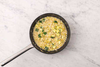 Ajouter le riz pour risotto