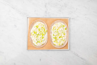 Flammkuchen beleggen