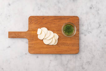 Tagliare la mozzarella