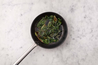 Cuocere bietole e merluzzo