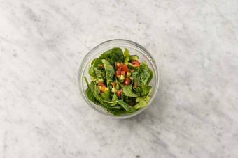 Condire l'insalata e tritare le arachidi