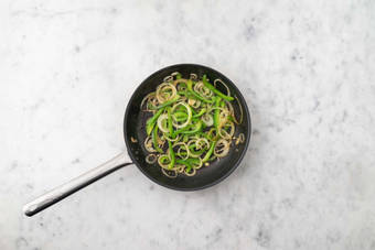 Rosolare le verdure e condire lo yogurt