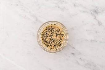 Preparare la salsa al sesamo