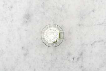 Preparare la salsa allo yogurt