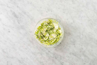 Tilsæt sennep og yoghurt